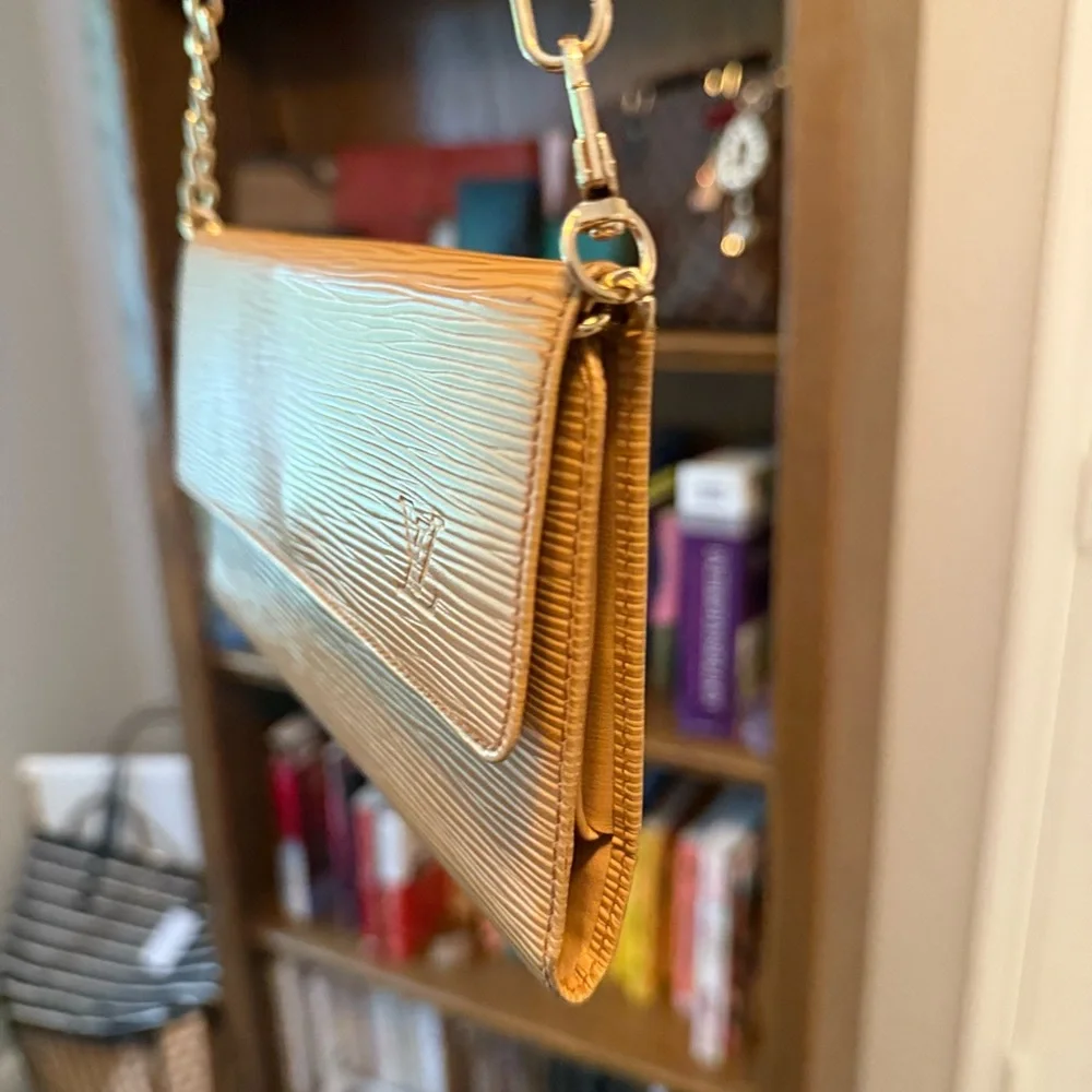 Pre-loved Authentic Louis Vuitton Tan Epi Leather Clutch - Picture 3 of 14